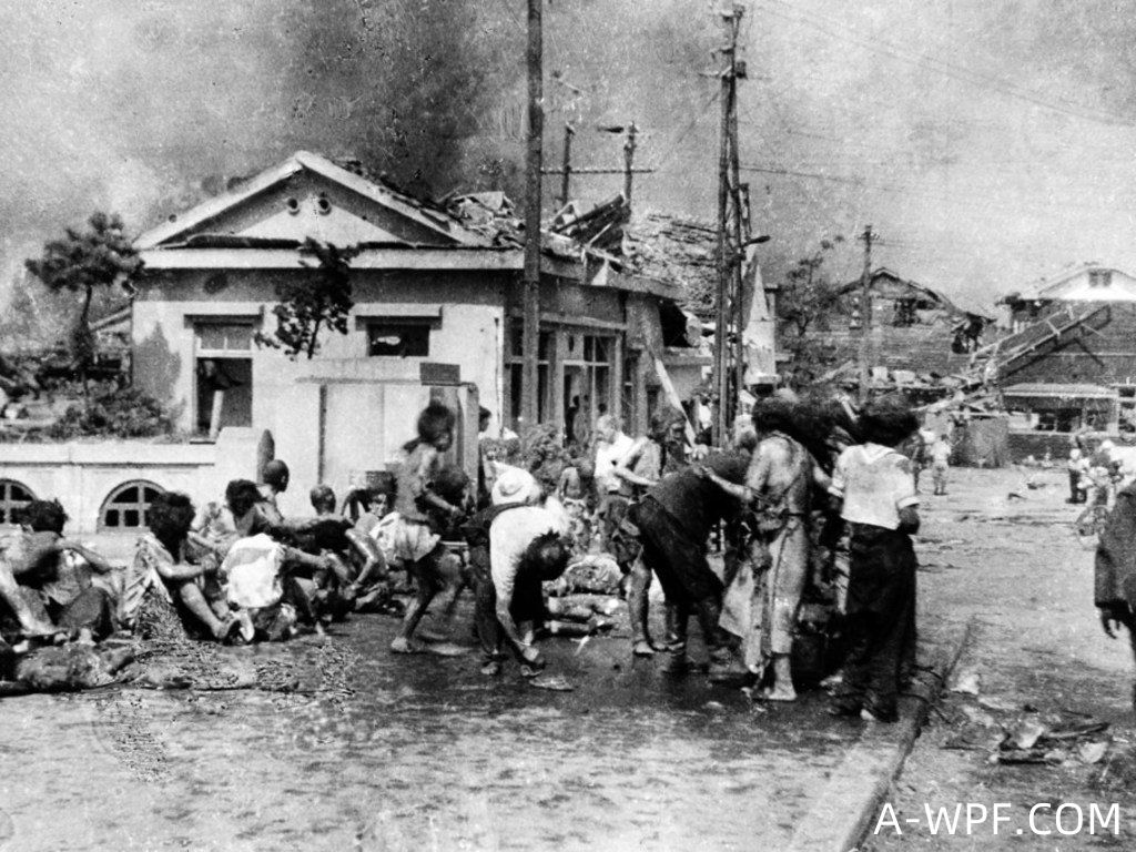 1945年8月6日上午11点左右，逃离熊熊大火的受伤平民聚集在日本广岛若松美雪桥以西的人行道上。