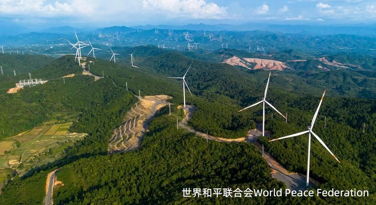 越南广治省的山上排列着发电风车。