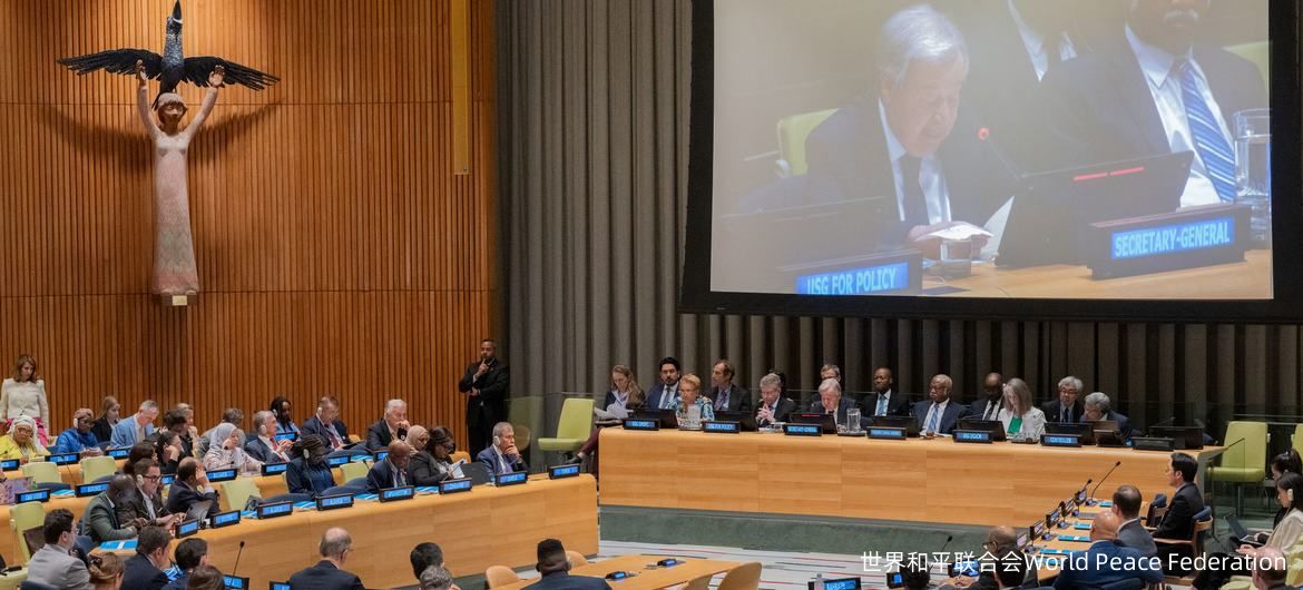 联合国秘书长古特雷斯（屏幕上）向联合国大会全体会议非正式会议通报了联合国80周年倡议的进展情况。